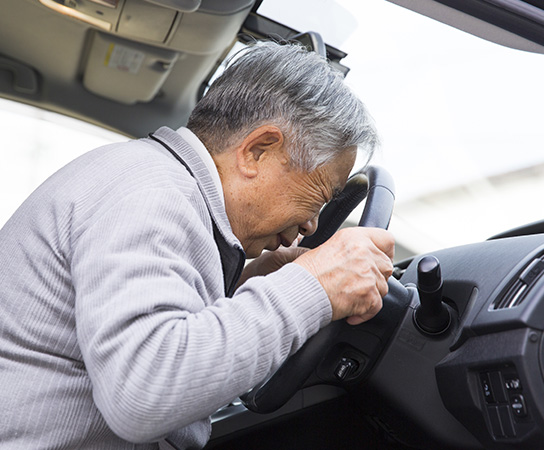 高齢者によるペダルの踏み間違い